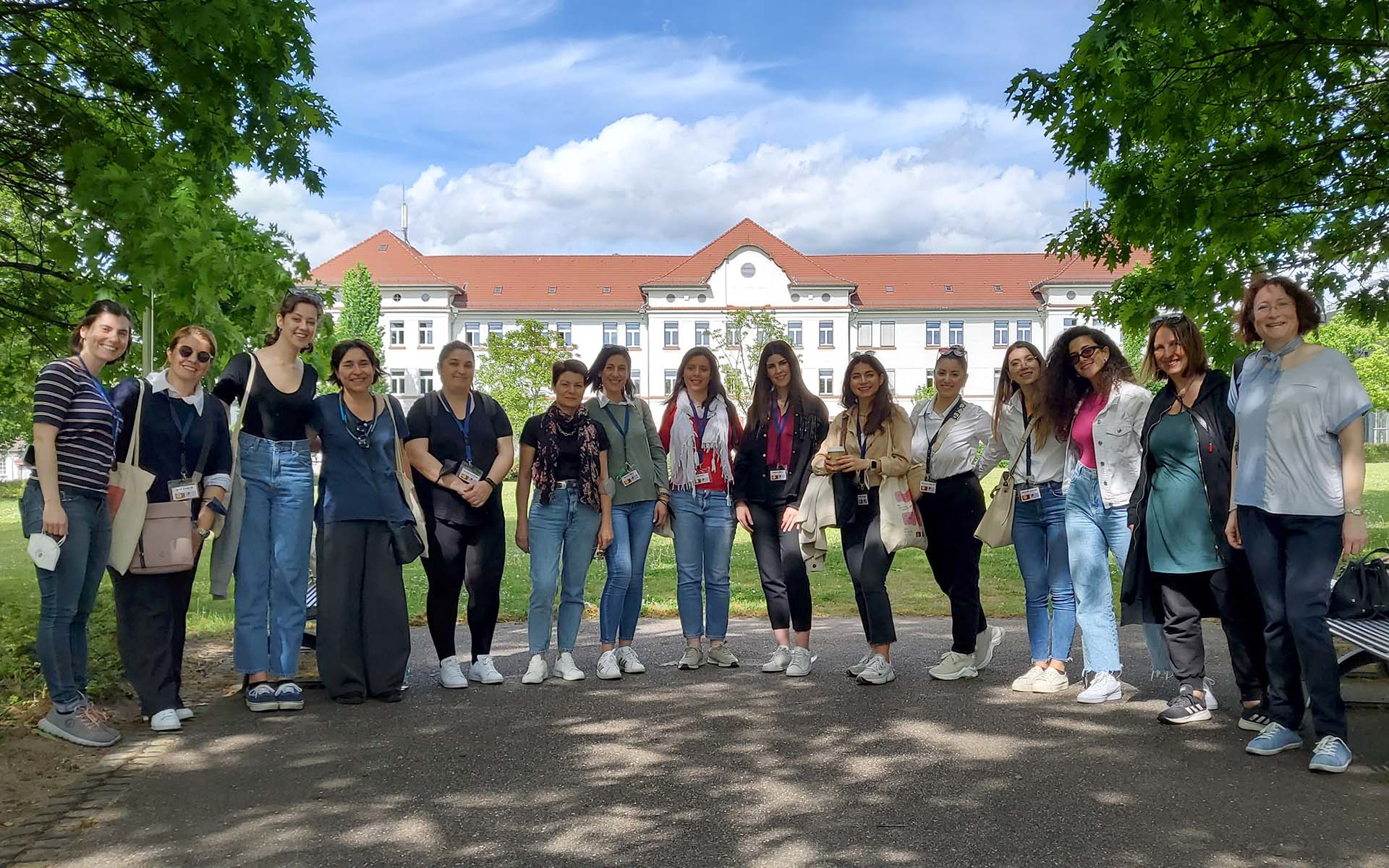 Studentinnen und Professorinnen stehen in einer Reihe vor einem Gebäude des Campus Aschaffenburg