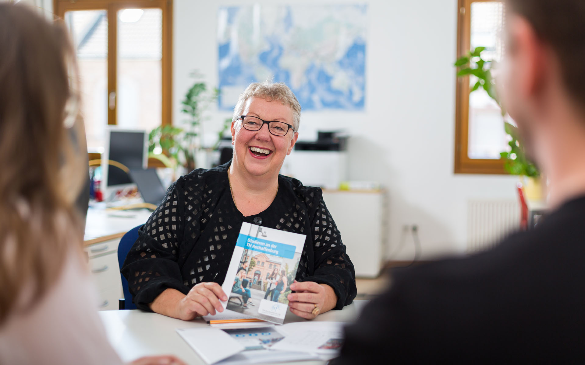 Beraterin Cornelia Böhmer spricht mit Studieninteressierten