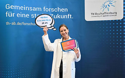 Promovendin Angela Warkentin beim Promotions Fotobooth an der Technische Hochschule Aschaffenburg