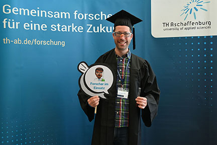 Promovierender Stefan Kefer beim Fotobooth Promotion an der Technische Hochschule Aschaffenburg