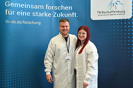 Promovierender Luca Speilmann (links) beim Fotobooth promotion an der Technische Hochschule Aschaffenburg