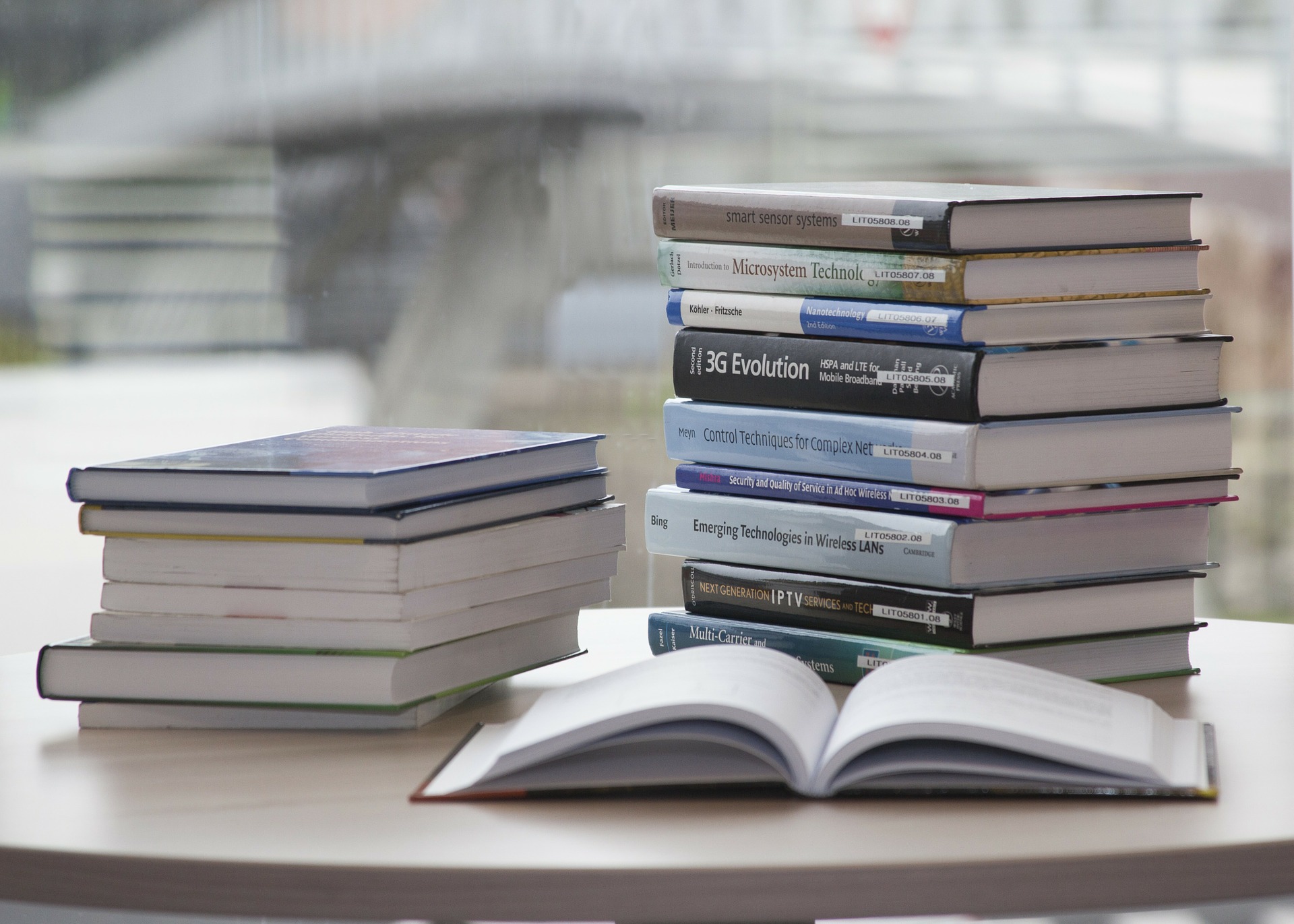 Zwei Stapel englischer Fachbücher mit Biblliotheksstempel