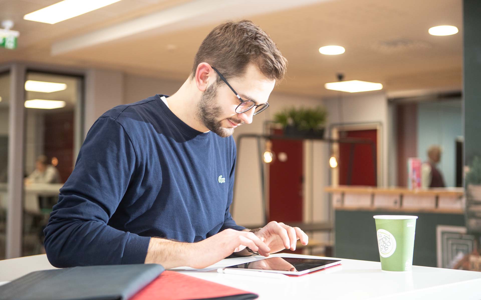 Ein Student der TH AB auf dem Campus in Turku