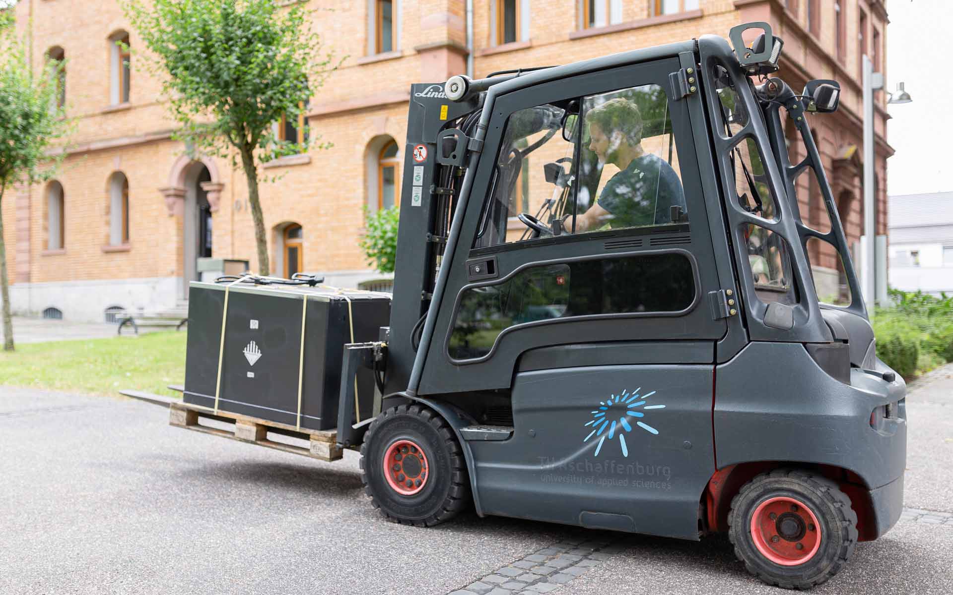 Gabelstapler der Hochschule im Einsatz.